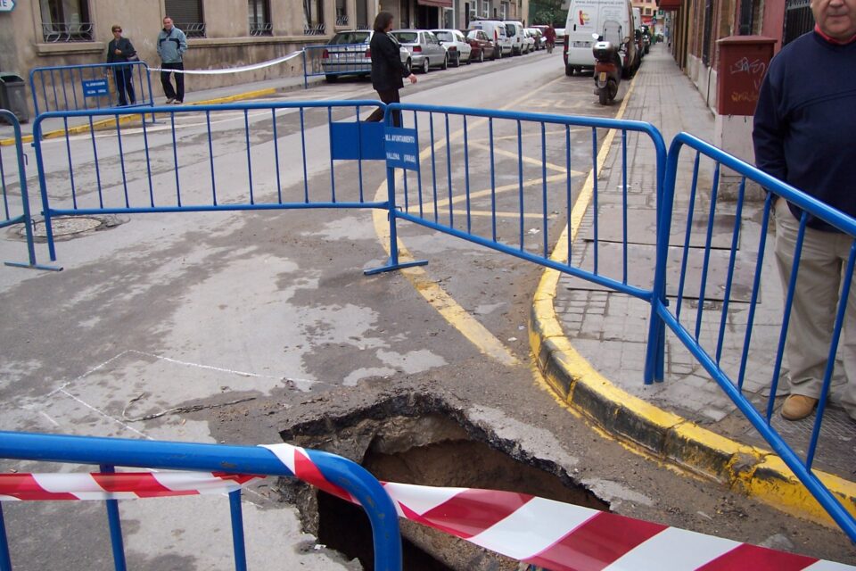 Aparece un profundo socavón en el lugar donde hubo un corrimiento de tierras