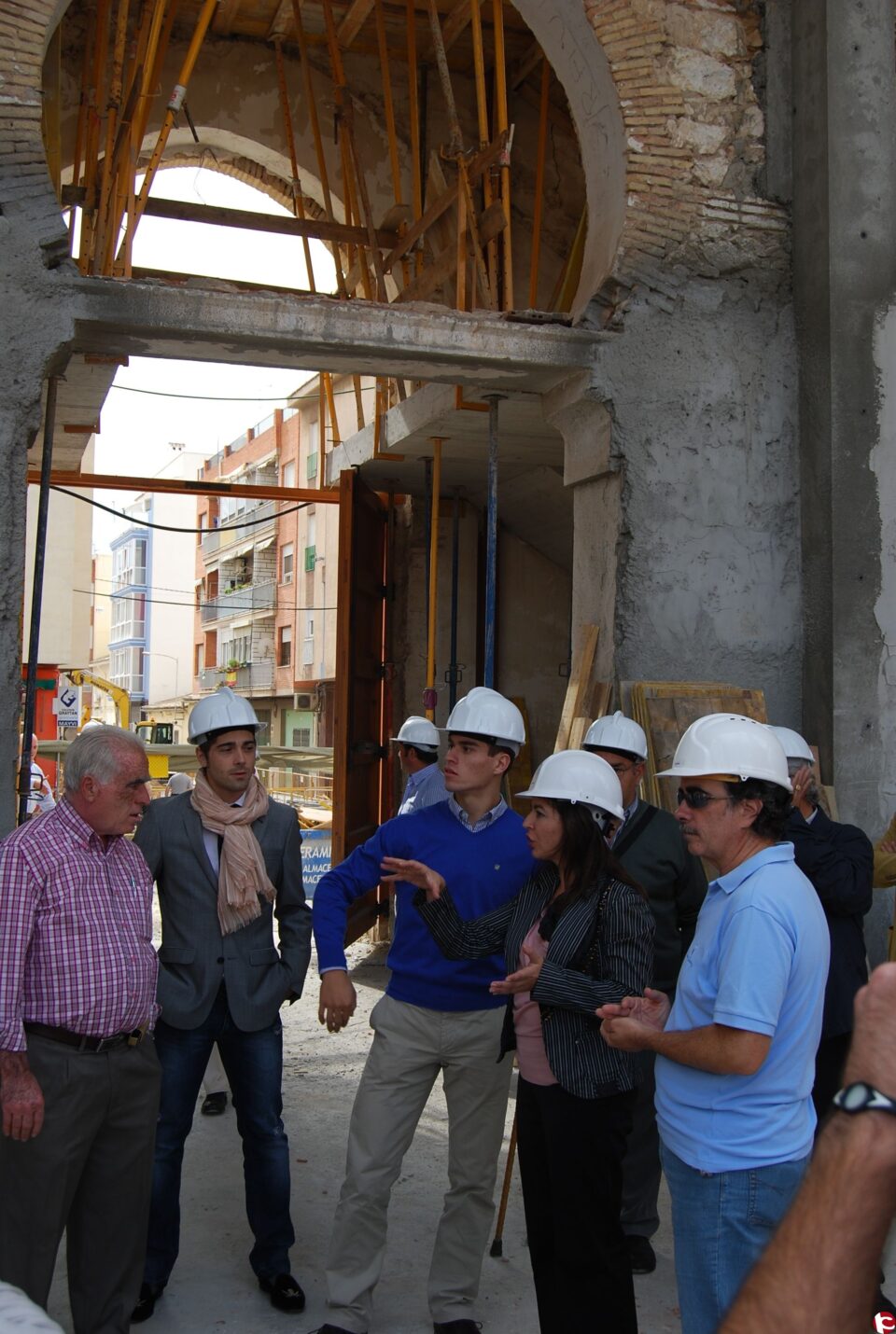 Alejandro Esplá y Rubén Pinar visitan las obras de rehabilitación de la Plaza de Toros de Villena. En marzo estará finalizada