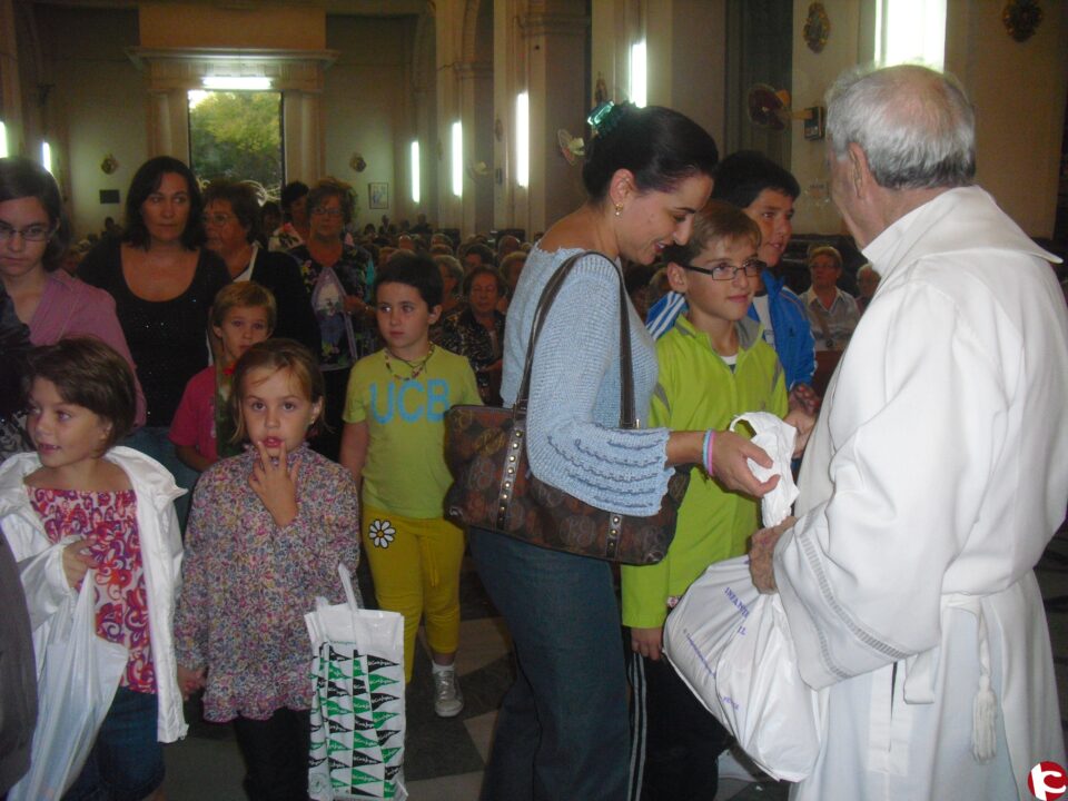 Miles de personas llevaron flores y alimentos en la Ofrenda de la Virgen del Remedio