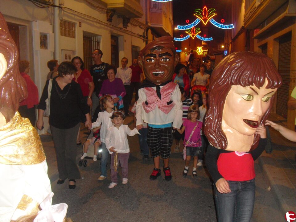 El colectivo Ballant el Rotgle volvió a sacar a los Nanos i Gegants acompañados por cientos de niños y adultos.