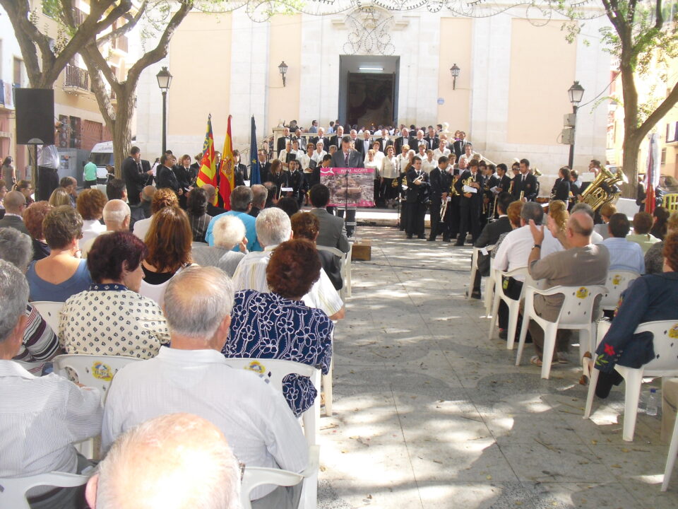 El coro del CEAM y la Unión Musical interpretan los himnos local y autonómico en el acto institucional de celebración del 9 de Octubre