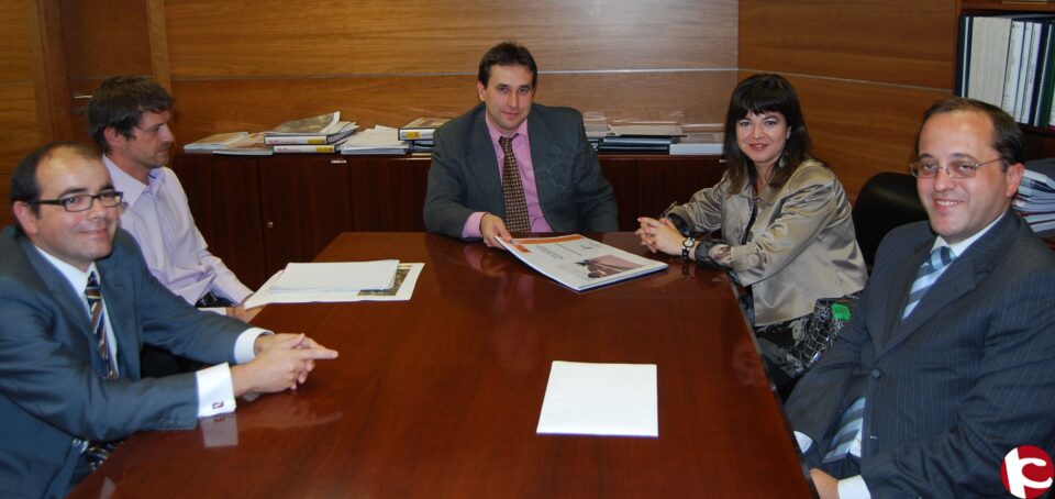 Fomento entrega a Celia Lledó la memoria económica de los estudios informtivos sobre la integración del fe rrocarril en Villena