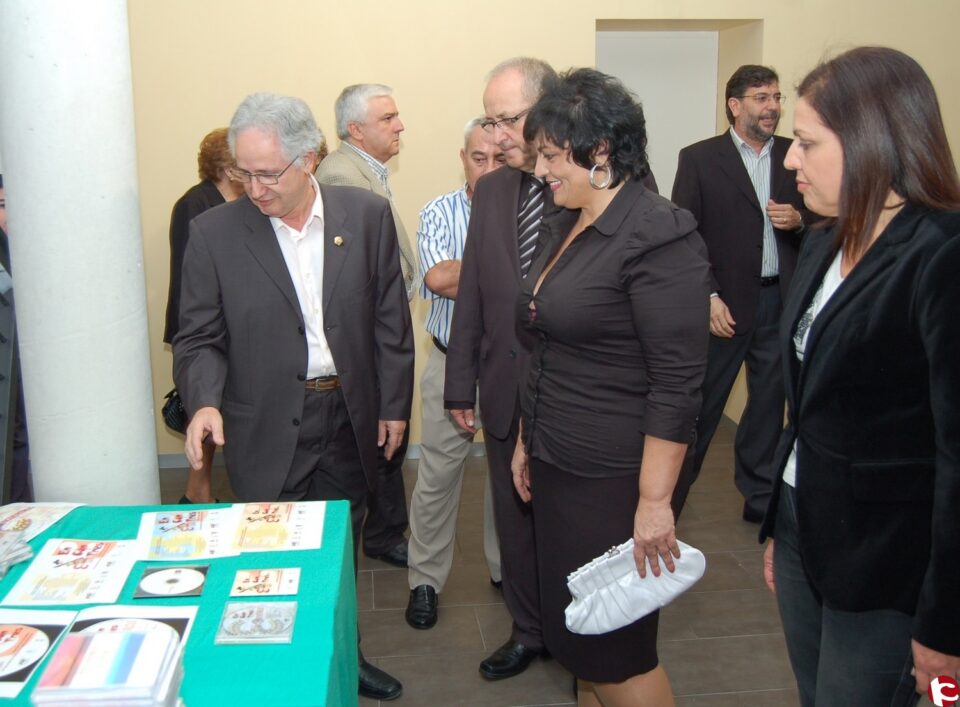 Los Contrabandistas presentan una exposición de música festera con más de 6.500 piezas