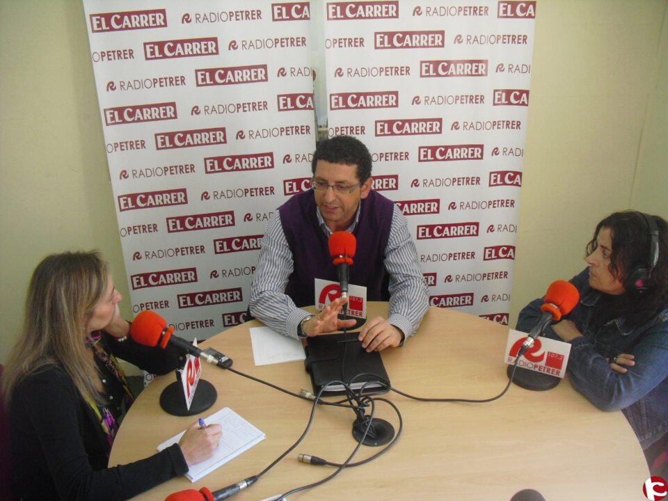 Alfonso Lacasa habla en la Tertulia de Radio Petrer sobre los temas de interés local