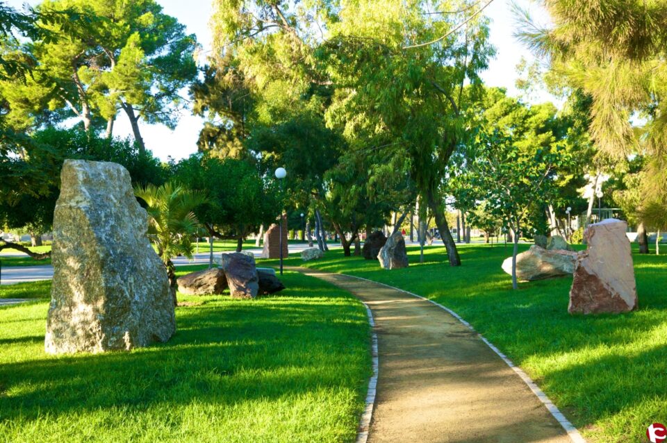 El campus de la Universidad de Alicante se orna con un jardín de piedras