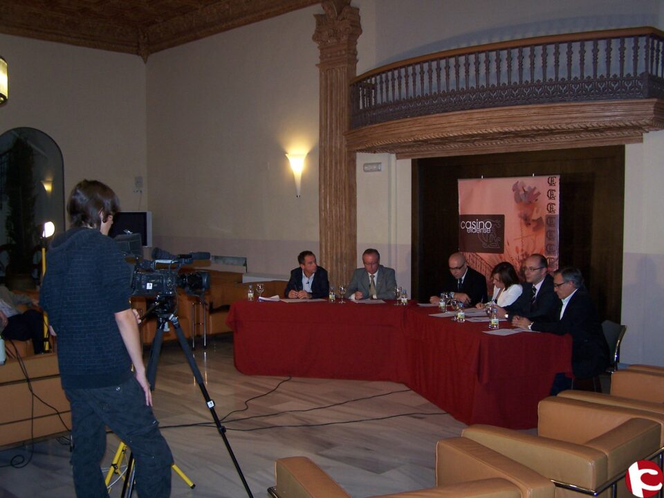 El programa "Las Tertulias del Casino" reflexiona sobre la situación empresarial de la comarca