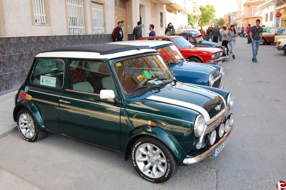 Los monfortinos disfrutan con la concentración de coches y motos clásicos