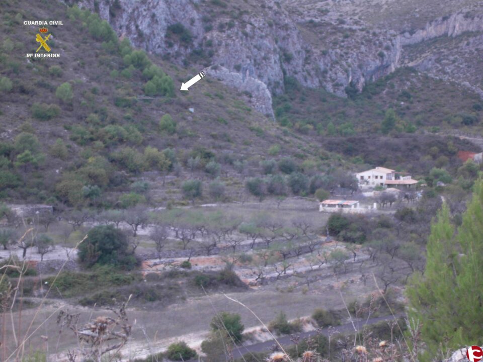 La Guardia Civil desmantela un laboratorio y descubre una nueva e importante plantación de marihuana en Castell de Castells