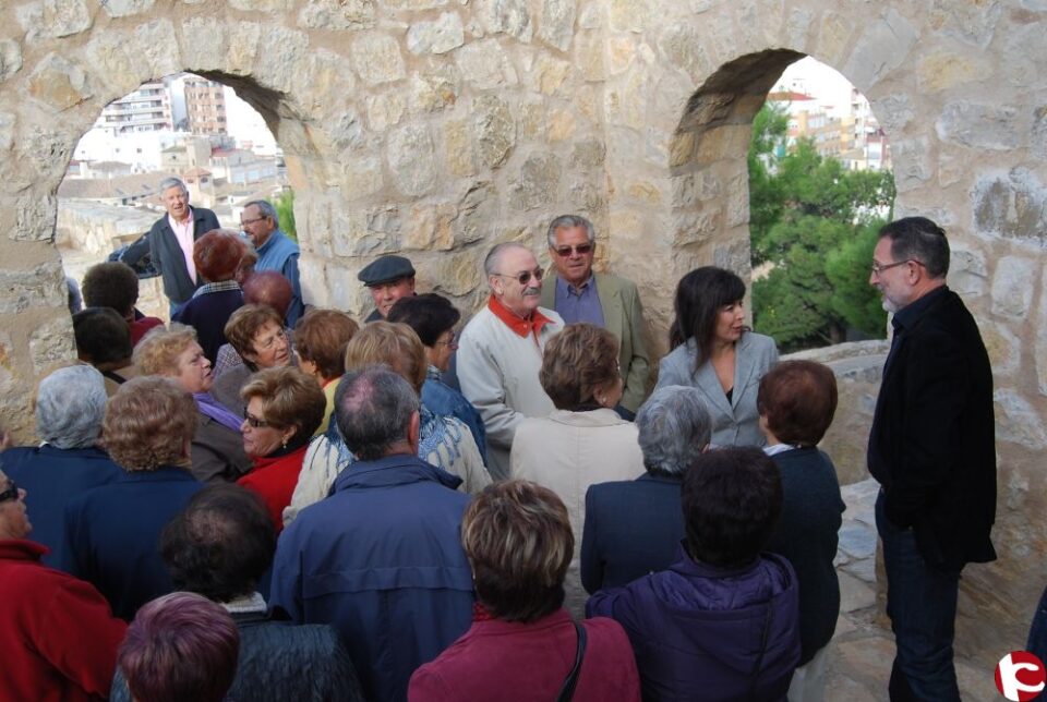 Celia Lledó y Francisco Abellán participan en el almuerzo organizado porel CEAM en la explanada del castillo