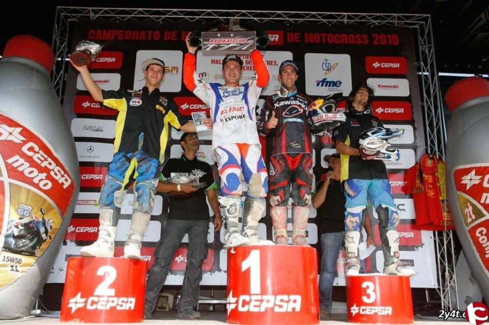 El Ayuntamiento rinde homenaje al motorista campeón de España