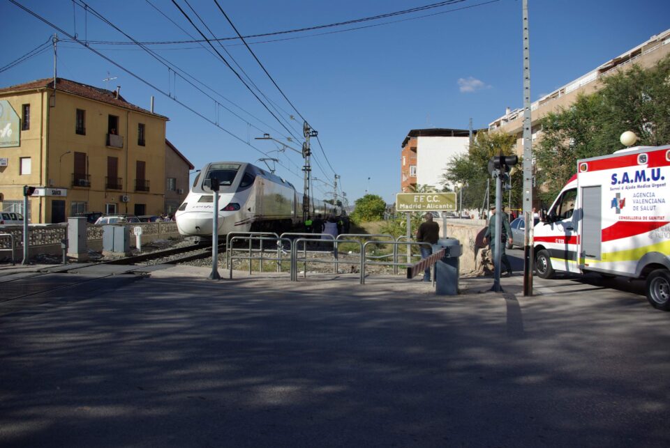 Nueva muerte de un hombre de unos 30 años en el paso a nivel de la calle La Virgen. Sucede entre el debate para buscar una solución a las vías del tren