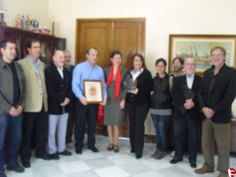 La Alcaldesa entrega una placa del ayuntamiento al CEFIRE en reconocimiento al premio como mejor página web educativa de la provincia