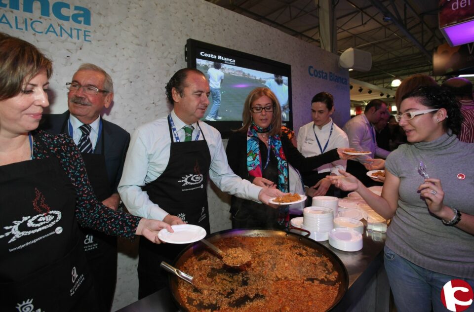 El stand de la Costa Blanca reparte mil raciones de tapas y aperitivos elaborados por los restaurantes El Portal y La Taberna del Gourmet