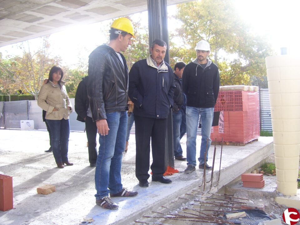 El alcalde visita las obras del restaurante-cafetería "Sucre" que se está construyendo en el parque 9 dOctubre