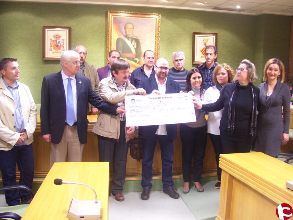 Aspanion recibe un cheque por valor de 23.400 euros como recaudación de una merienda-solidaria