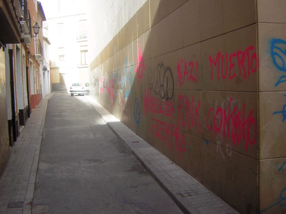 Aparecen pintadas en la fachada lateral de la Casa de Cultura