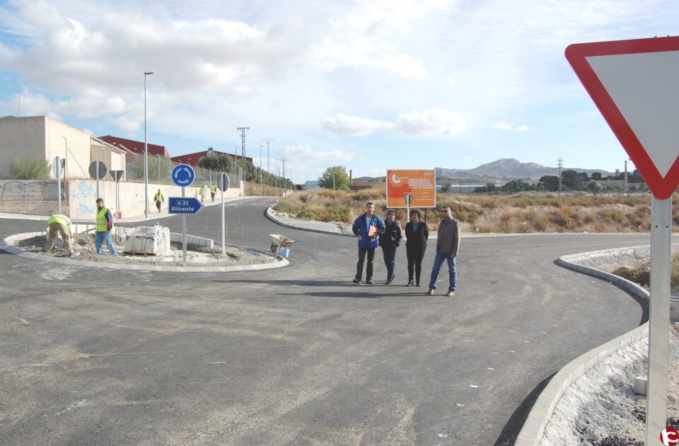 Se elimina un punto negro para el tráfico de la población con la instalación de una rotonda