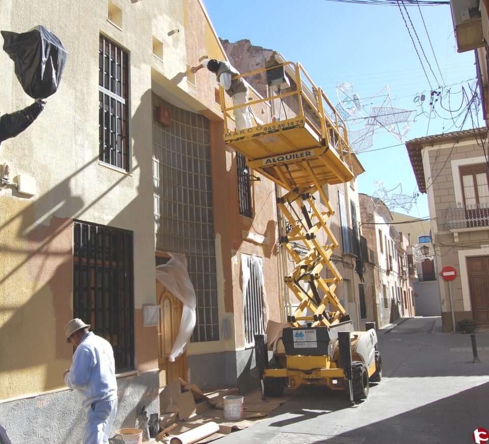 El taller de empleo pinta algunas fachadas del casco histórico