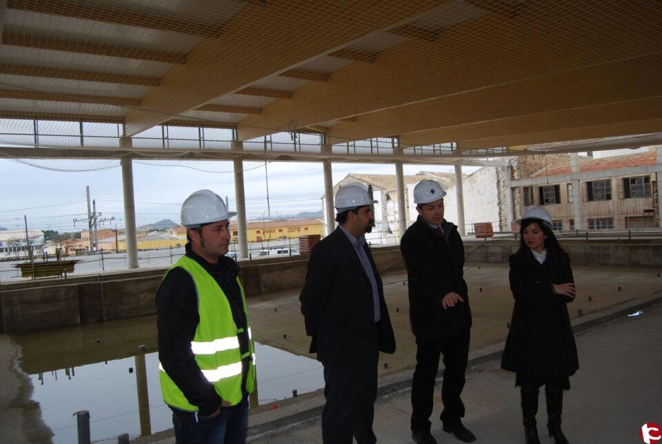 Celia Lledó satisfecha por el buen ritmo de las obras de la piscina cubierta municipal