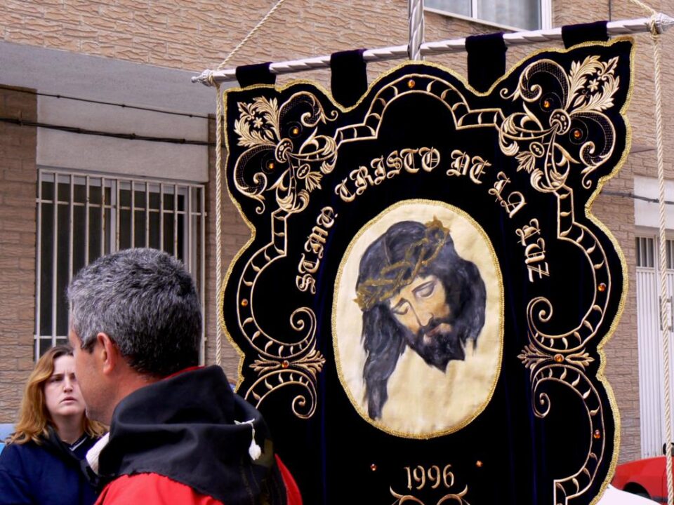 Los vecinos del Parque de la banda de música portan al Resucitado