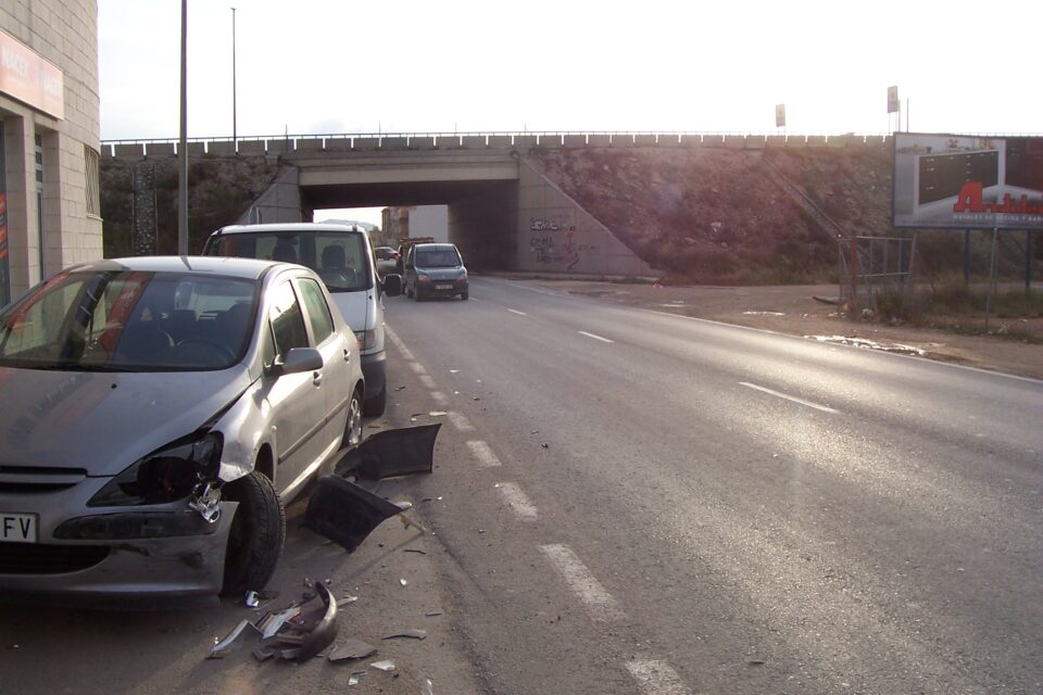 Un conductor pierde el control a causa de un mareo y daña a tres vehículos. Finalmente cae en un descampado