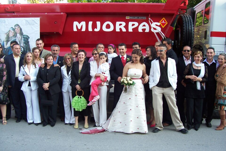 Una pareja de novios se ve en el compromiso de conducir un camión en el día de su boda