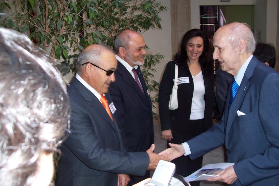 La presidenta del PP le entrega en mano un dossier sobre el estado de la Plaza de Toros al Presidente del Consell de Cultura