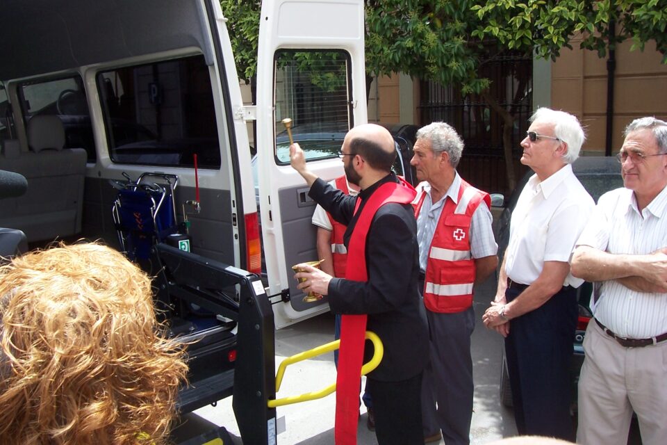 Los voluntarios valoran el nuevo microbús de Cruz Roja
