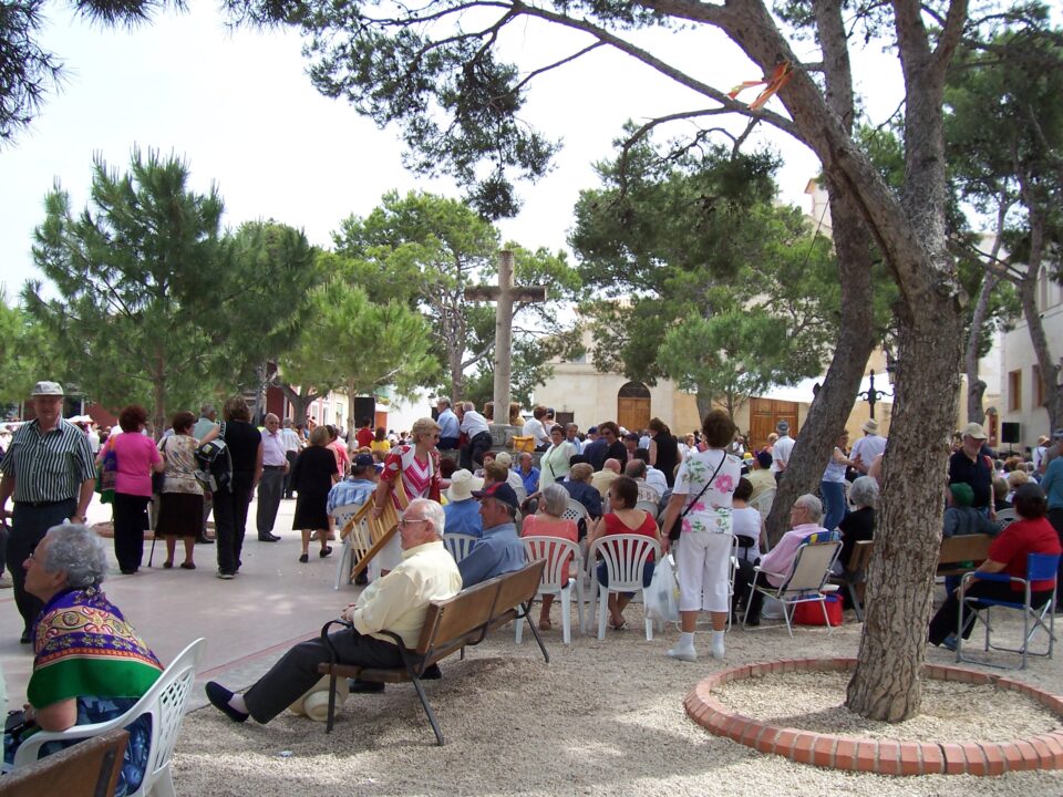 Los jóvenes alumnos de la escuela de cantería repararán el muro perimetral de la plaza de Orito