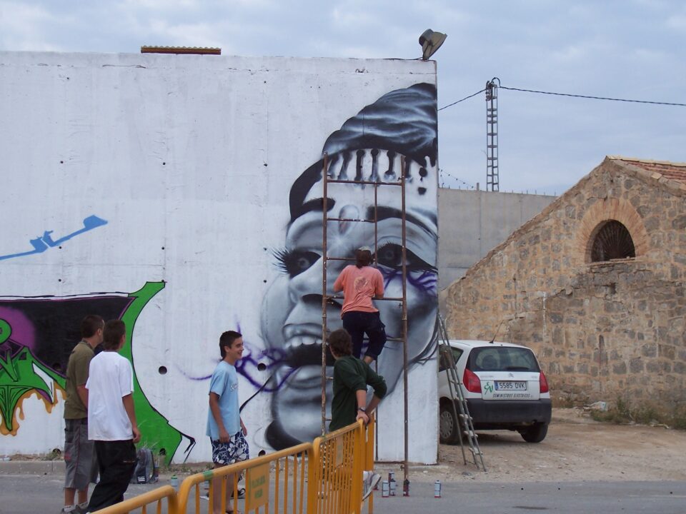 Día de pintadas en el cuartelillo de los Árabes-Beduinos