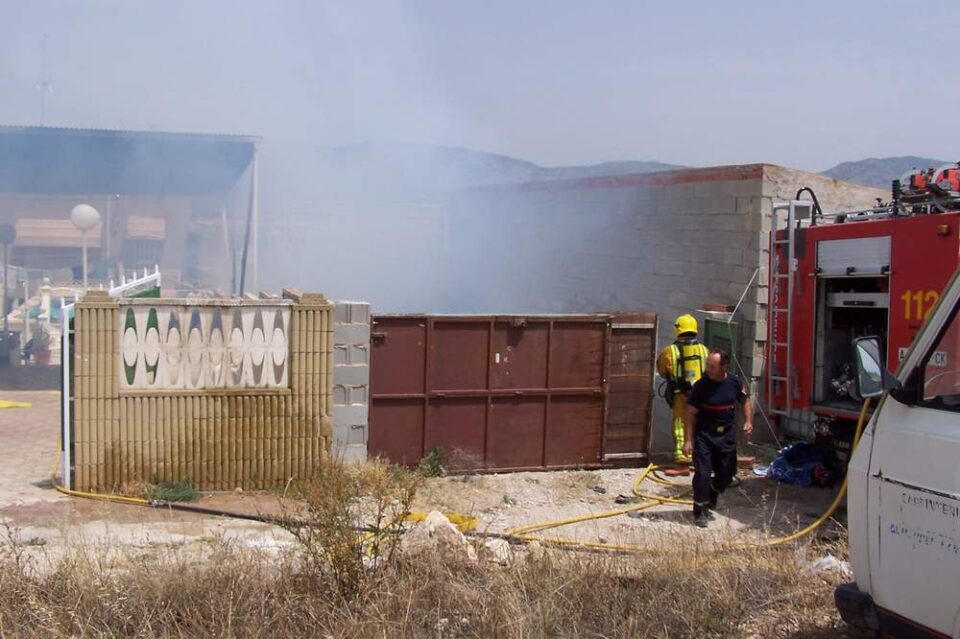 Se incendia una caravana que se encontraba en el interior de una casa