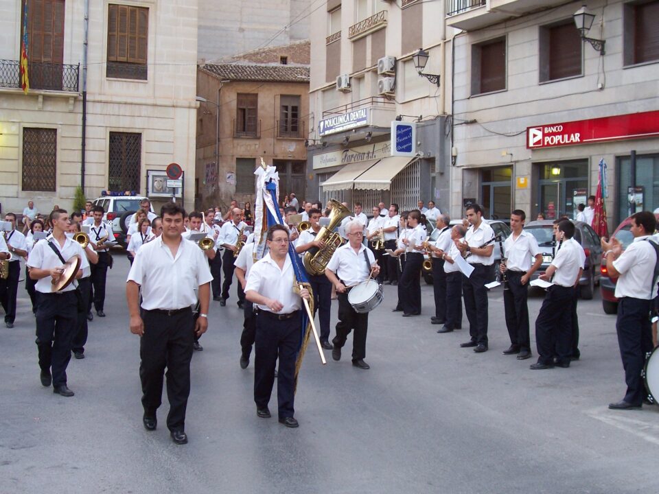 El festival de verano de bandas de música homenajea al fallecido Antonio Botella