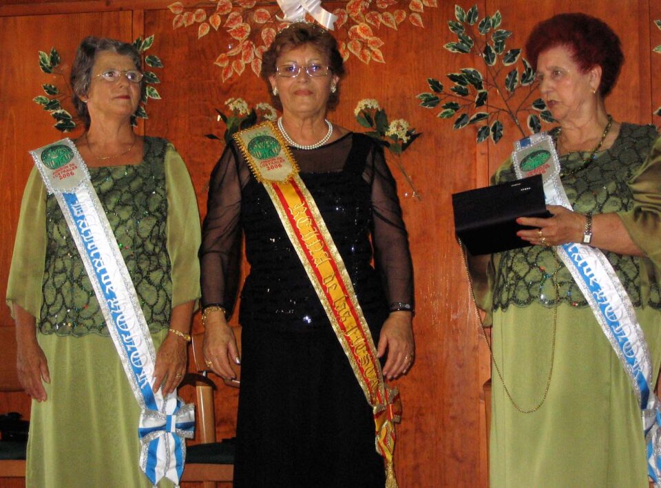 Los mayores coronan a su reina y damas de honor