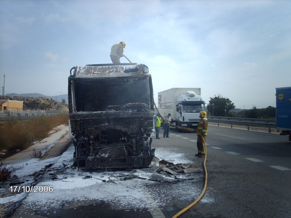 Incendio en la cabina de un camión