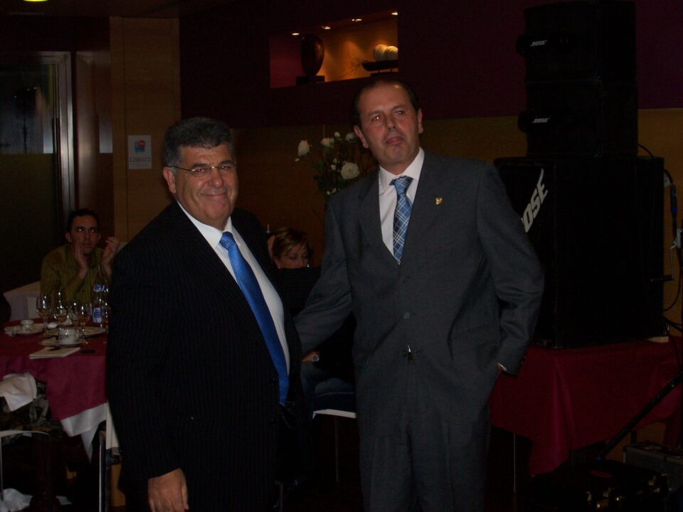 ALFONSO APARICIO Y JOSÉ CAÑIZARES OBTIENEN LA INSIGNIA DE ORO DE LA ASOCIACIÓN DE COMERCIANTES