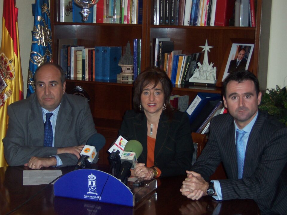 La CAM hace entrega de un cheque a la Fundación Crecer Jugando por la campaña Un Juguete