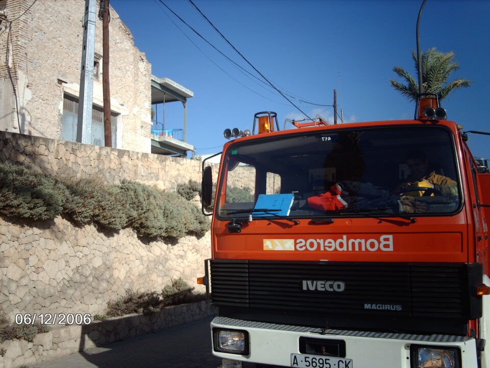 NUMEROSOS OBJETOS ASÍ COMO UN CARTEL ANUNCIADOR DE LA ERMITA DE SANTA LUCÍA SE DESPRENDEN POR EL FUERTE VIENTO