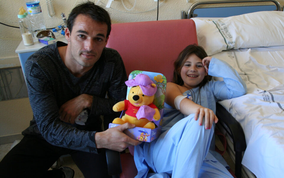 EL CD ELDENSE VISITA A LOS NIÑOS DEL HOSPITAL DE ELDA