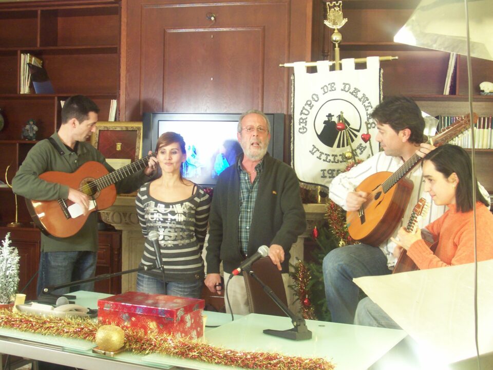 ENTREVISTA Y ACTUACIÓN DEL GRUPO DE COROS Y DANZAS CON MOTIVO DEL RECIBIMIENTO DE LA MEDALLA DE ORO DE LA CIUDAD