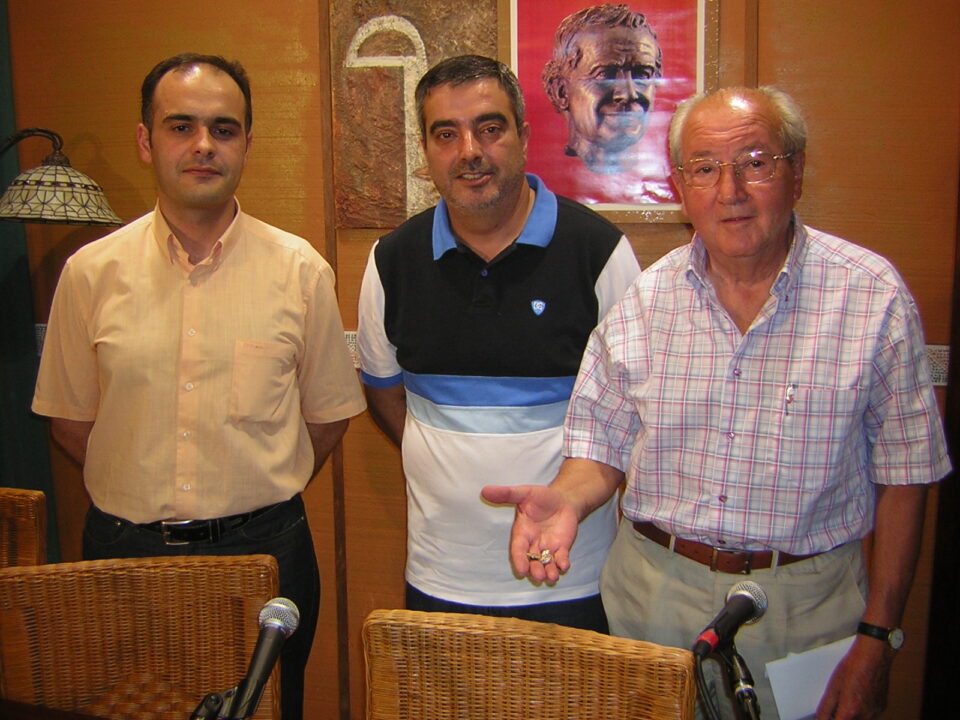 CONCEDEN LA INSIGNIA DE ORO DE LA FEDERACIÓN NACIONAL DE ANTIGUOS ALUMNOS DE LOS SALESIANOS A ANTONIO GARCÍA