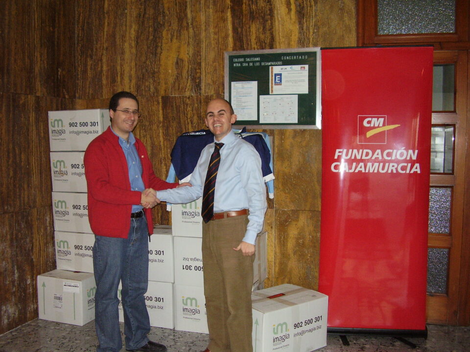 341 equipaciones deportivas para los alumnos del centro Colegio Salesiano