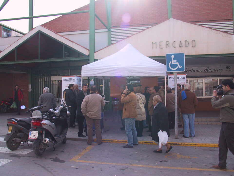El Partido Popular de Petrer instala una carpa informativa a las puertas del Mercado de la Frontera