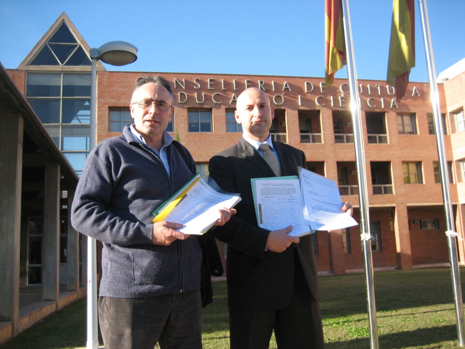 ADII PRESENTA LAS FIRMAS A FAVOR DEL INSTITUTO EN LA DULZURA EN LA CONSELLERÍA DE EDUCACIÓN