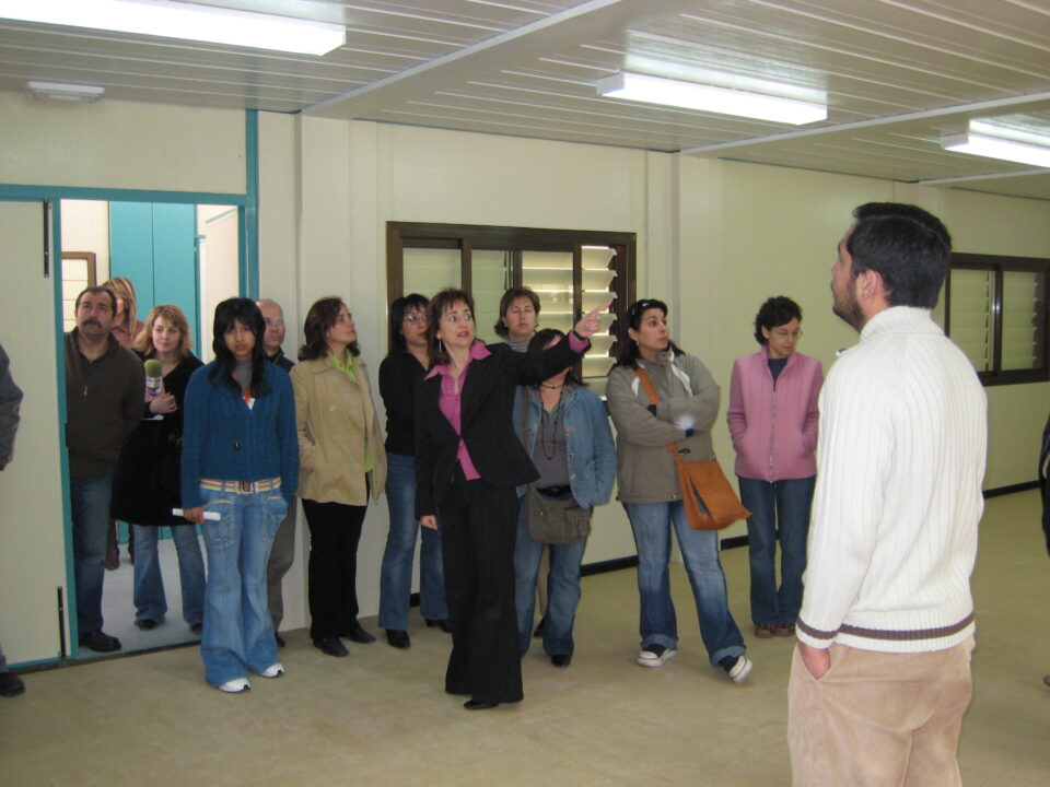 Padres de los alumnos del Cervantes visitan las prefabricadas instaladas provisionalmente