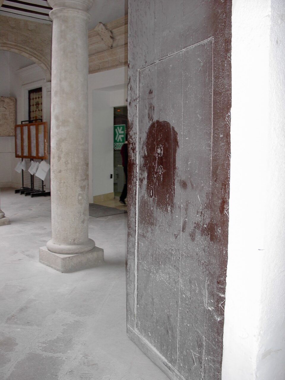 VILLENA. VÍDEO - Roban dos piezas de la puerta del consistorio que datan del siglo XVI