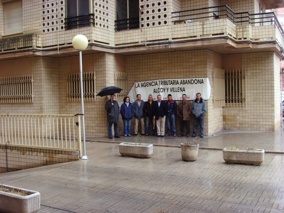 SINDICATOS DE HACIENDA: "SEGUIMOS MANIFESTÁNDONOS CONTRA VIENTO Y MAREA PARA QUE NO REDUZCAN LA CATEGORÍA DE LA ADMINISTRACIÓN. ESTAMOS DOS MESES ESPERANDO A QUE NOS LLAME LA ALCALDESA"