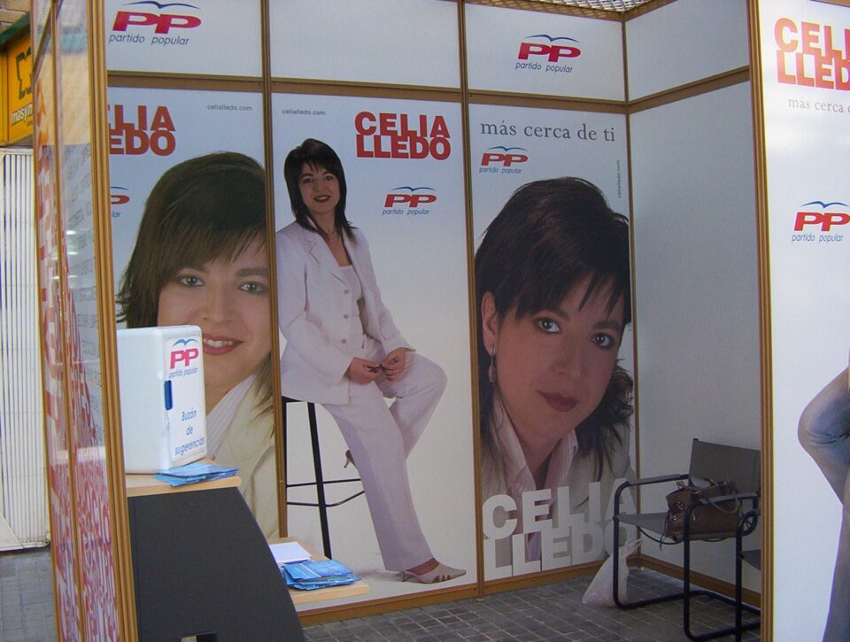 CELIA LLEDÓ CAMBIA IMPRESIONES CON LA CIUDADANÍA EN EL STAND DEL PP