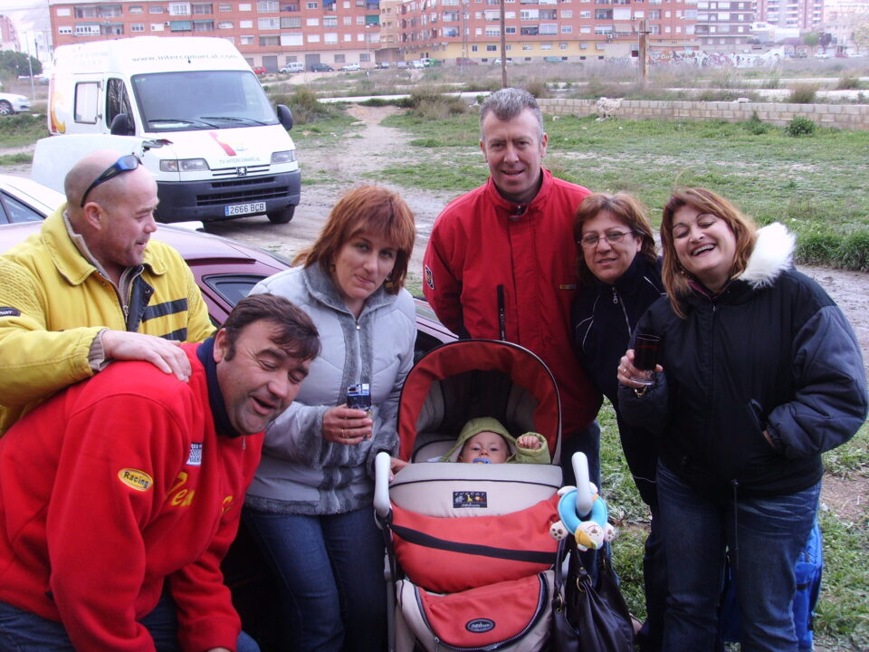 INAUGURADO EL VIAL EN LAS INMEDIACIONES DE LAS CRUCES CON REPARTO DE MONAS Y DISPARO DE MASCLETA
