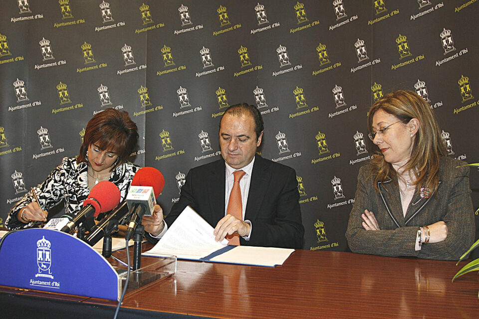 LA DIPUTACIÓN DE ALICANTE DESTINA MÁS DE 500.000 EUROS PARA RECONVERTIR EL CAMPO DE FÚTBOL DE IBI EN UN ESPACIO CON CÉSPED ARTIFICIAL