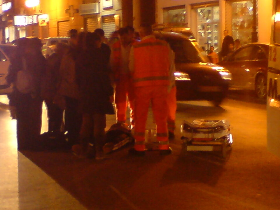 ACCIDENTE ENTRE UNA MOTOCICLETA Y UN CHICO QUE CIRCULABA EN BICICLETA
